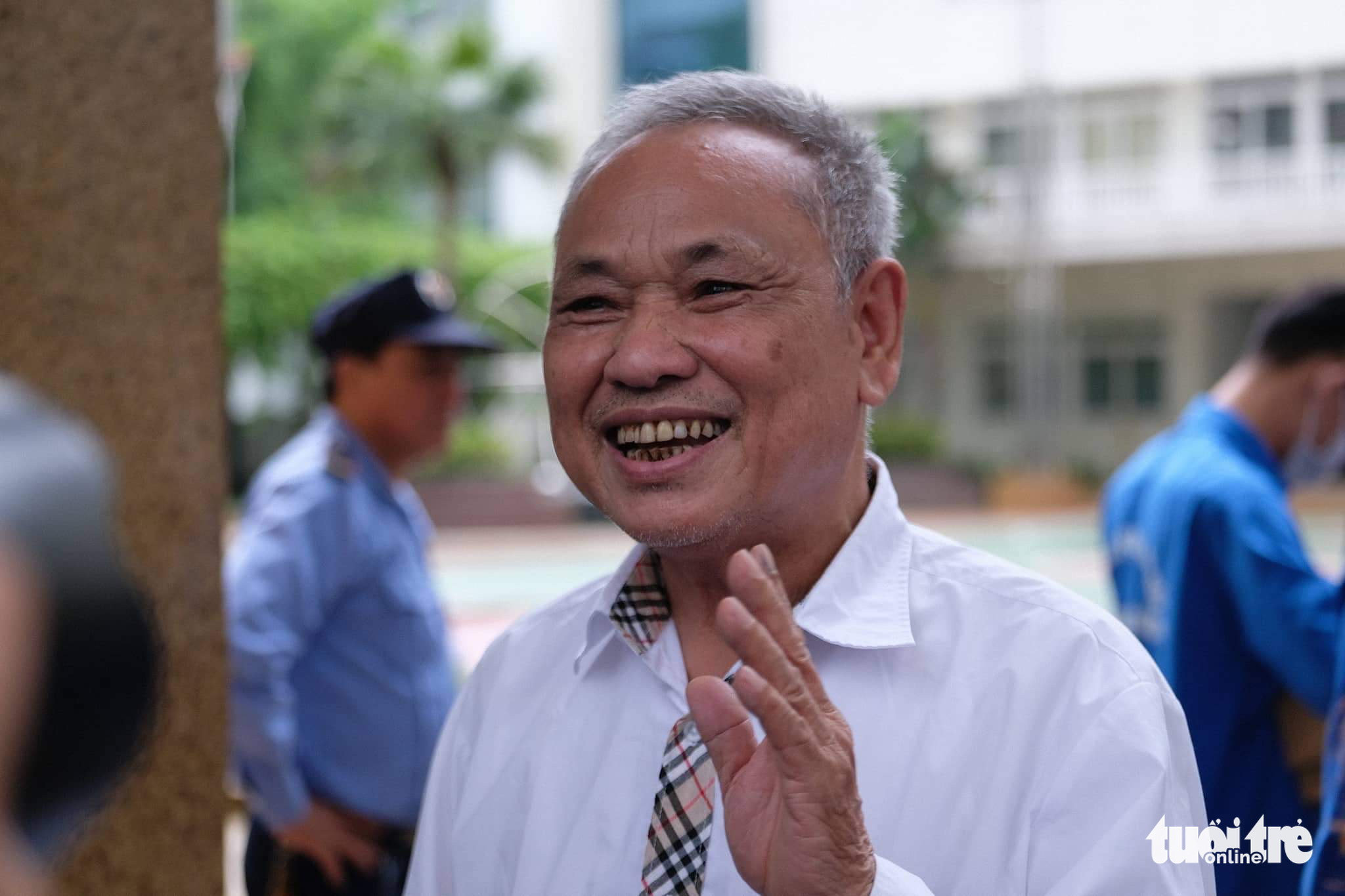 Vietnam’s oldest candidate graduates from high school at 82