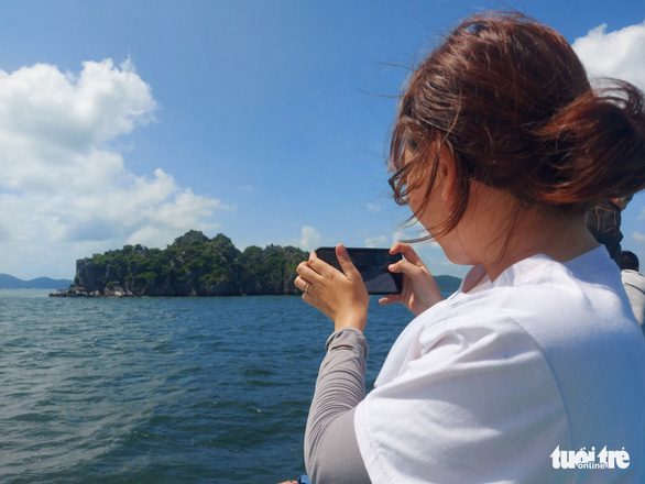 Tourists can take photographs and enjoy the picturesque scenery of Ba Lua archipelago, some 8 kilometers away from Hon Nghe island, while taking a two-hour boat trip to Hon Nghe. Photo. C.Cong / Tuoi Tre