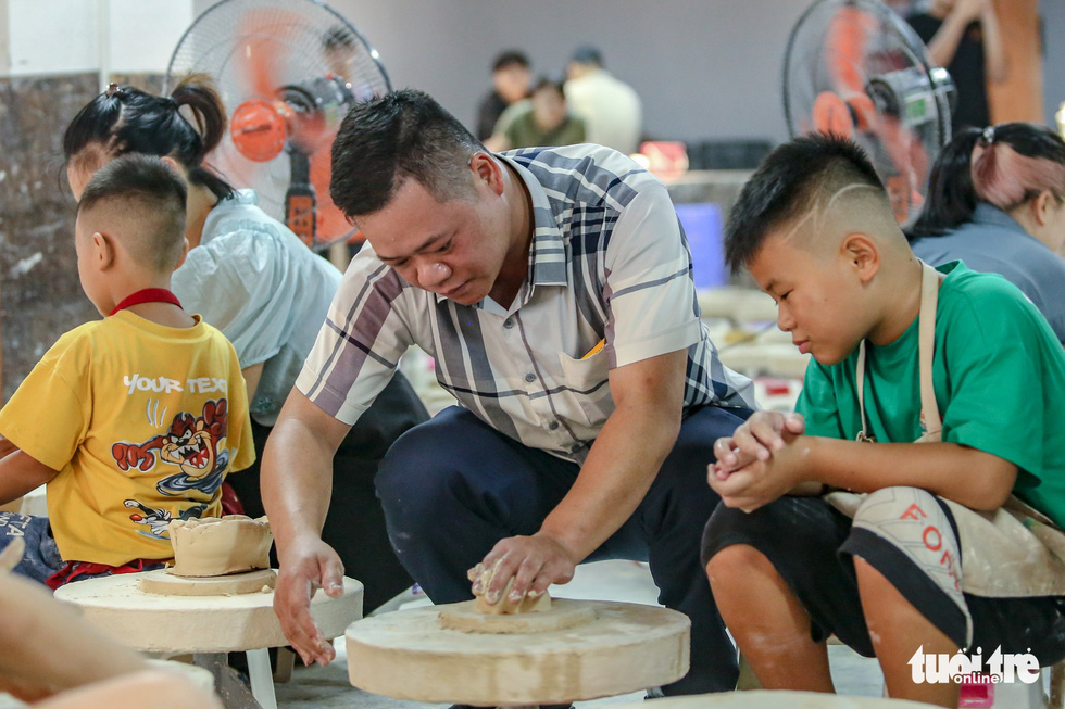 Families take their kids to Bat Trang Pottery Village in Hanoi, Vietnam, to experience making pottery items. Photo: Ha Quan / Tuoi Tre News