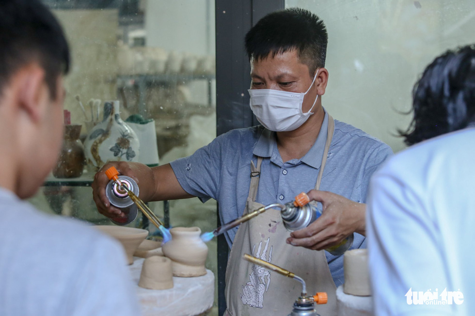 Pottery products made by visitors are dried using heat. Photo: Ha Quan / Tuoi Tre News