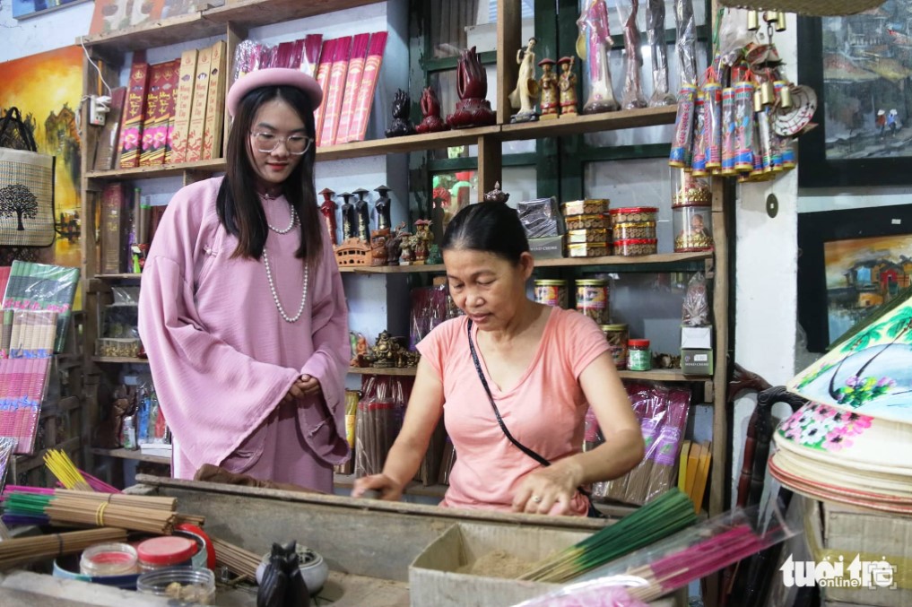 Artisan Mong Hoa shows visitors techniques to make incense by hand. Photo: Nhat Linh / Tuoi Tre