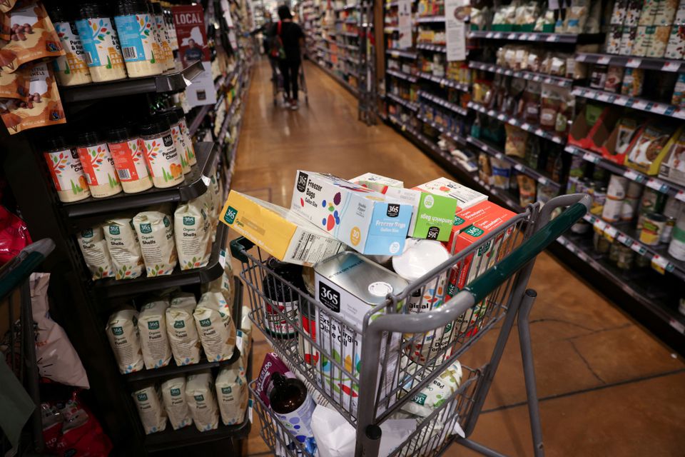 A shopping cart is seen in a supermarket as inflation affected consumer prices in Manhattan, New York City, U.S., June 10, 2022. Photo: Reuters