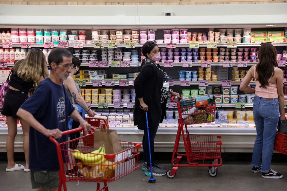 People shop in a supermarket as inflation affected consumer prices in Manhattan, New York City, U.S., June 10, 2022. Photo: Reuters