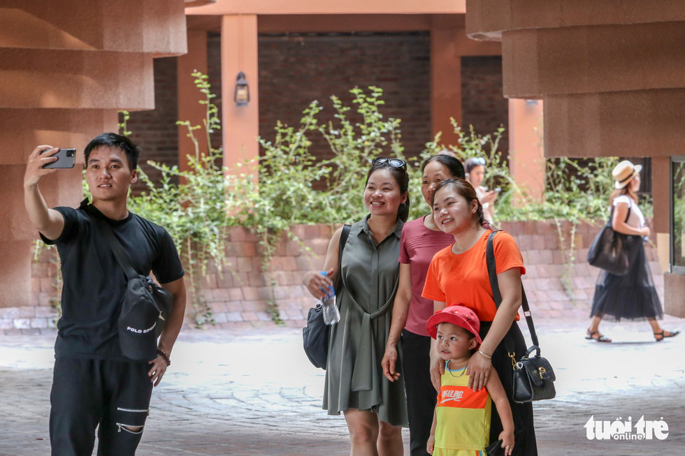 A family poses for a selfie on the first floor of Bat Trang pottery museum in Hanoi. Photo: Ha Quan / Tuoi Tre