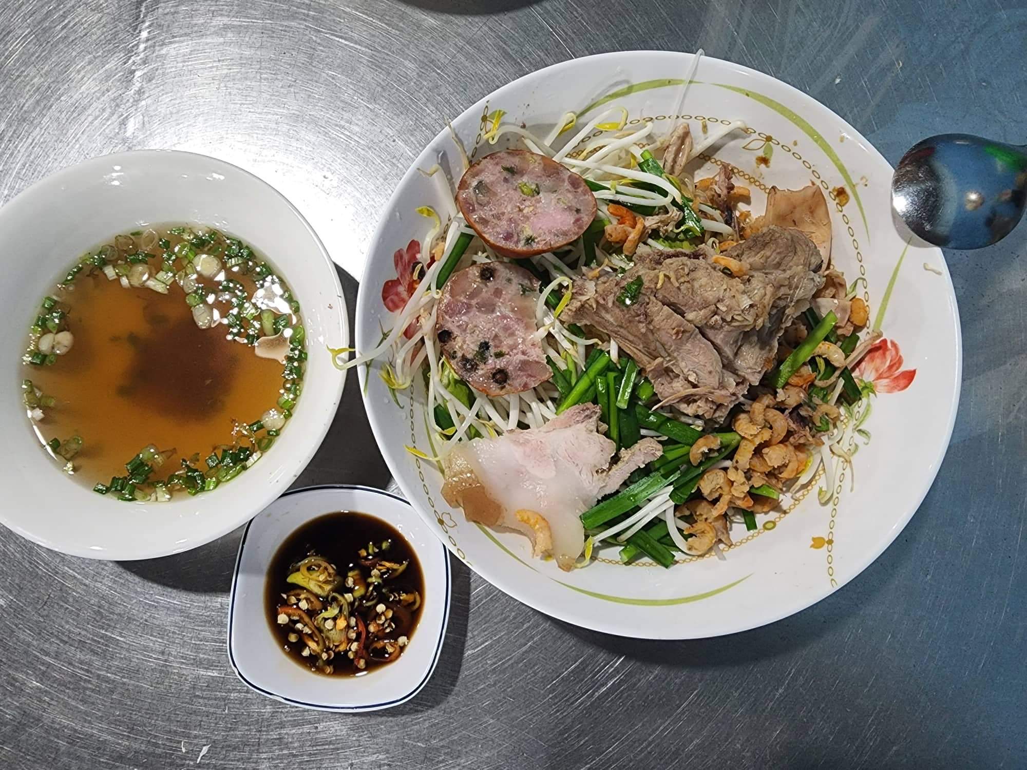A bowl of 'hu tieu kho' (noodles served separately with broth) at a stall in My Tho City, Tien Giang Province, Vietnam. Photo: Son Lam / Tuoi Tre News