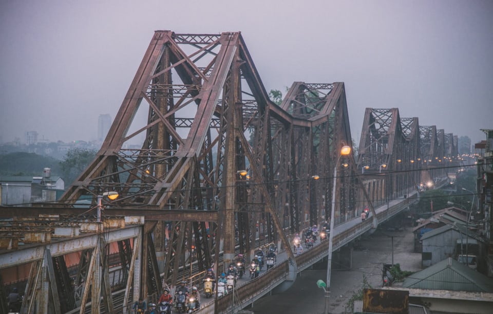 Long Bien Bridge, constructed by a French architect on September 12, 1898, was the first crossing built across the Red River. The bridge was inaugurated on February 28, 1902 and measures 1,862 meters in length.