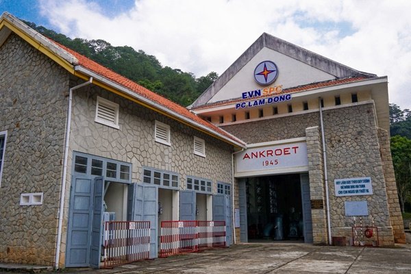 The construction of the Ankroet Hydropower Plant began in 1942 and was completed in 1945. This hydroelectric plant was designed by the French and is located in the province of Lam Dong in Vietnam's Central Highlands. The units have been rebuilt and their capacity has been doubled, and they continue to generate and deliver power to Da Lat. It is the country's first hydroelectric plant. Photo: Supplied