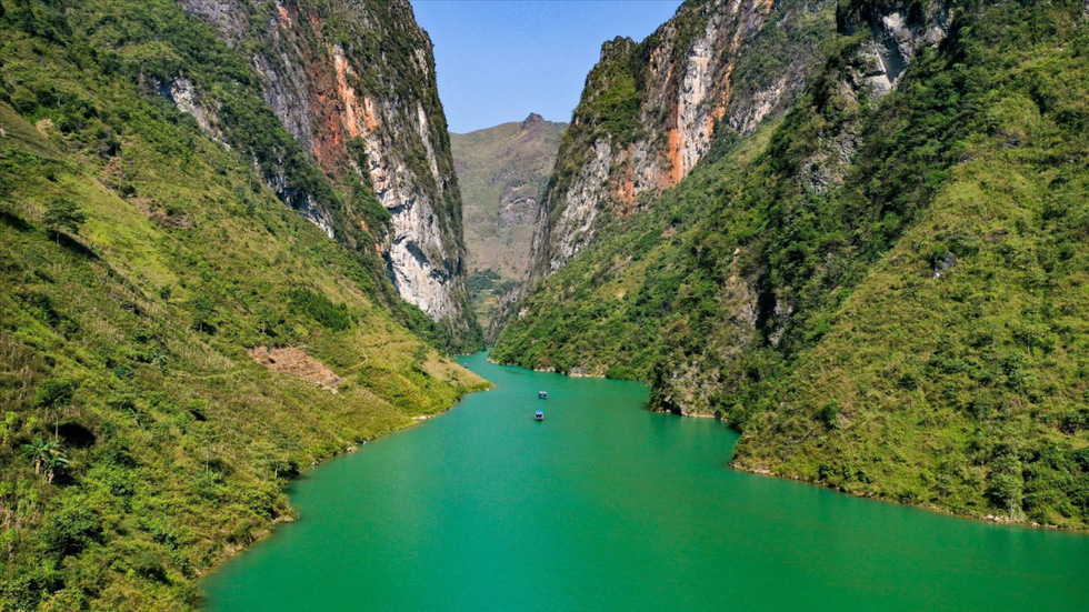 Tu San Canyon, a deep abyss with cliff towering 700 to 900 meters above the ground and stretching up to 1.7 kilometers long in Pai Lung, Pa Vi, and Xin Cai Communes, Meo Vac District, Ha Giang Province, northern Vietnam. Photo: Supplied
