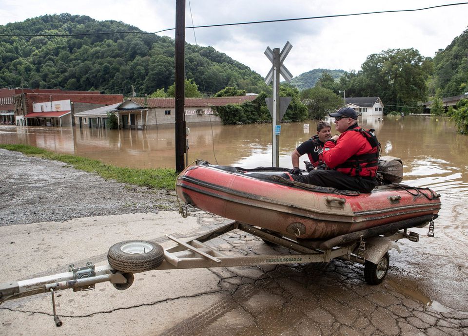 A water rescue team is pulled from Right Beaver Creek, following a day of heavy rain in in Garrett, Kentucky, U.S. July 28, 2022. Photo: Pat McDonogh/USA TODAY NETWORK via REUTERS