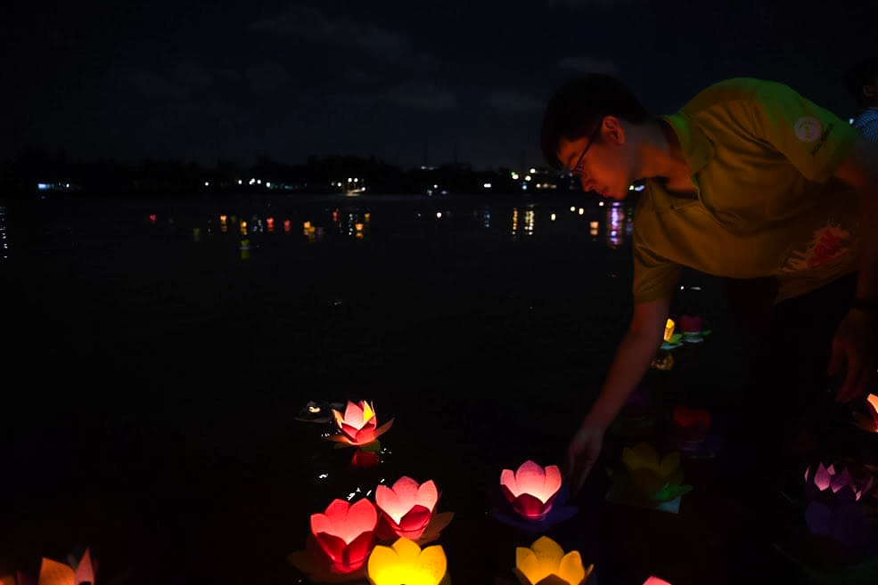 Ho Chi Minh City requires swimming certificate from people floating lanterns during Buddhist fest