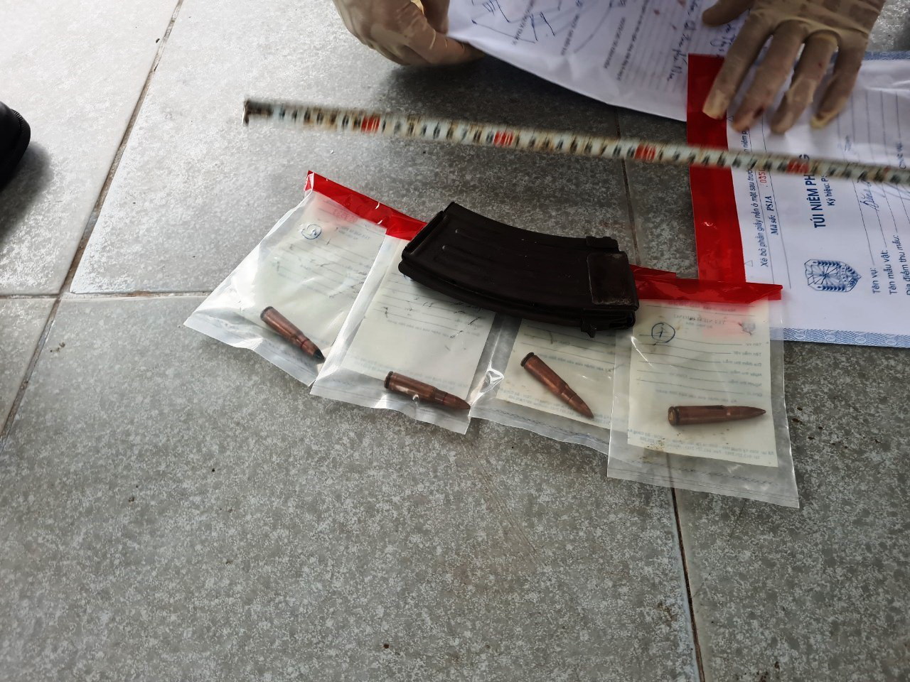 A magazine and four bullets seized at the scene of a robbery, in which a police officer raided two gold shops at Dong Ba Market in Hue City, Thua Thien-Hue Province, Vietnam, July 31, 2022. Photo: Nhat Linh / Tuoi Tre