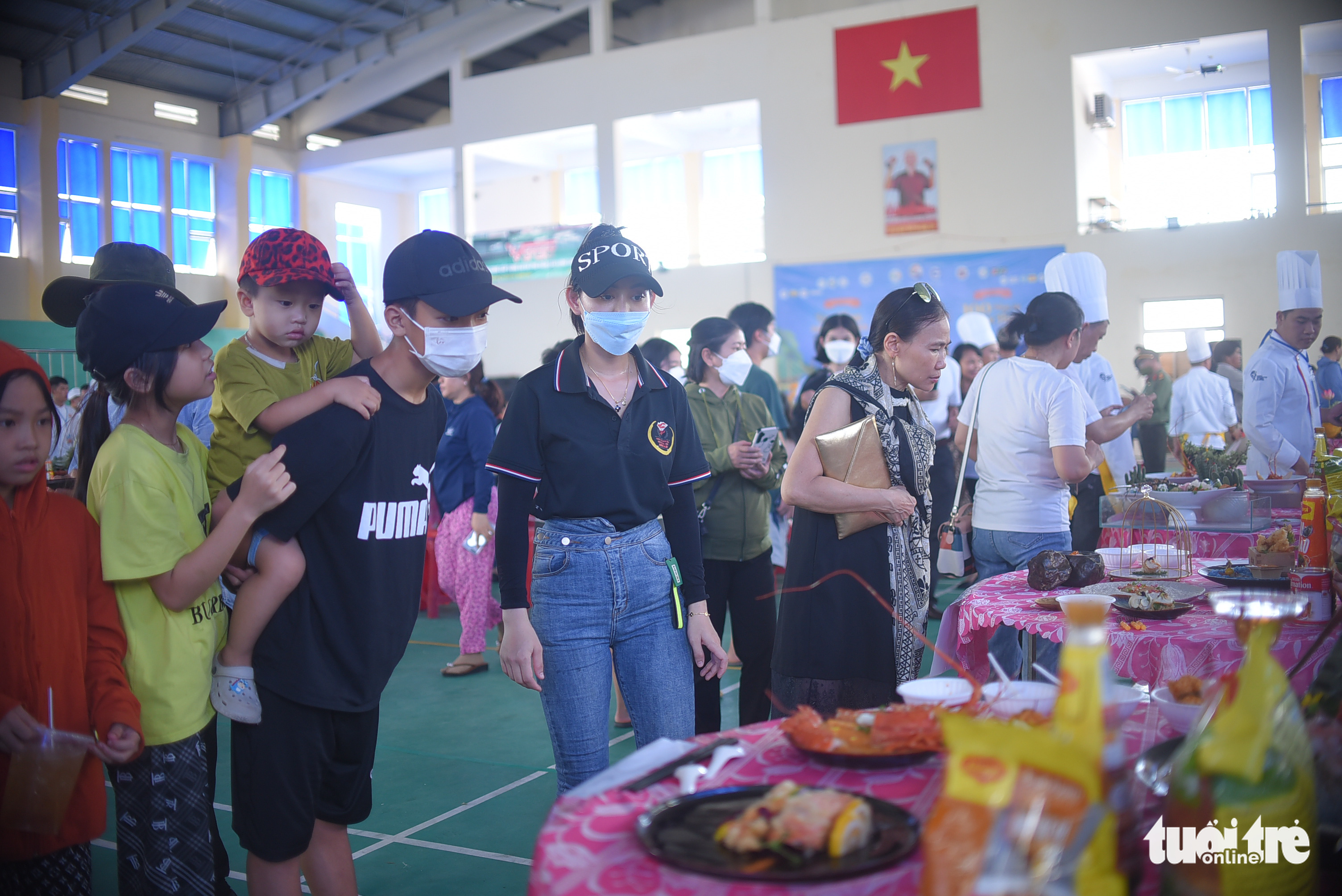 People visit a culinary contest, during which 75 chefs from 25 provinces and cities across Vietnam made 100 dishes from lobster in Phu Yen Province, July 31, 2022. Photo: Lam Thien / Tuoi Tre