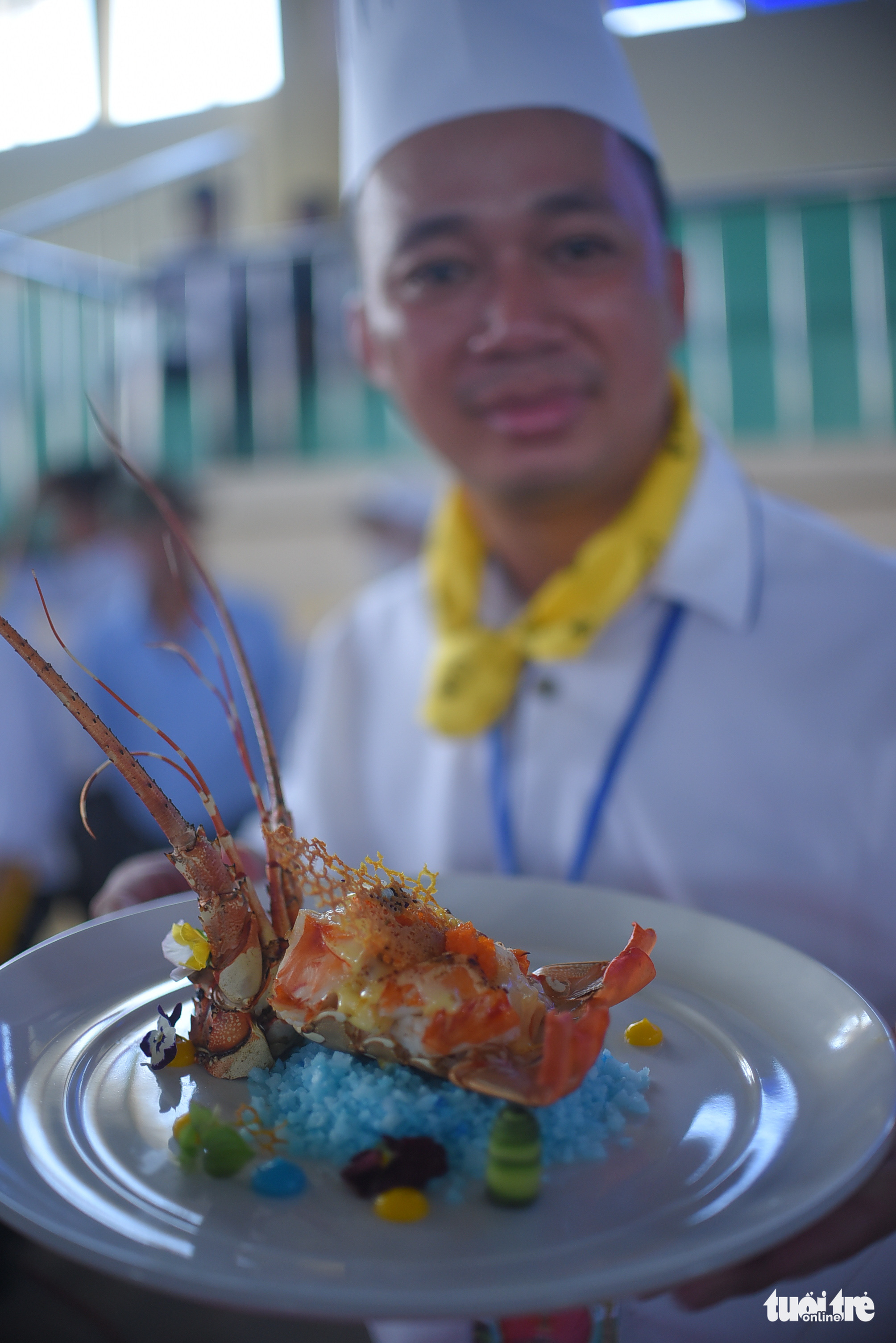 A chef holds a dish of baked lobster at a culinary contest in Phu Yen Province, Vietnam, July 31, 2022. Photo: Lam Thien / Tuoi Tre