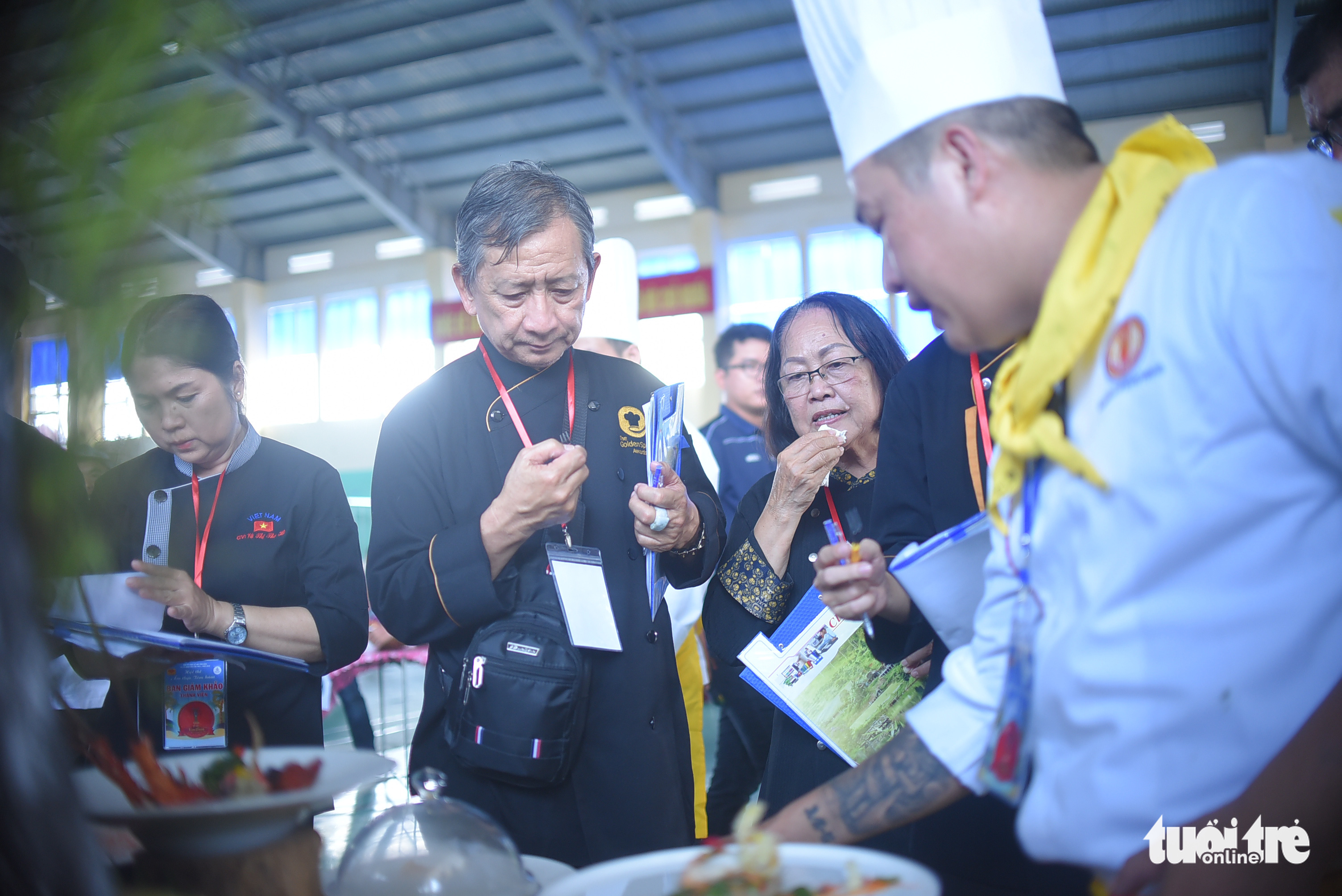 Judges evaluate dishes at a culinary contest in Phu Yen Province, Vietnam, July 31, 2022. Photo: Lam Thien / Tuoi Tre