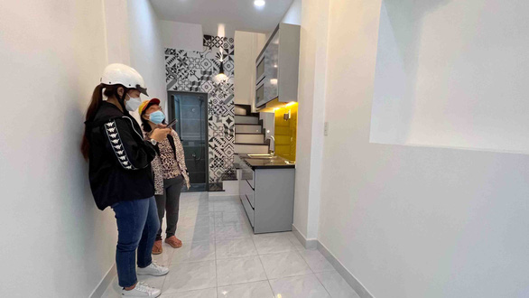 Customers have a look at a small, renovated house in Phu Nhuan District, Ho Chi Minh City. Photo: Yen Trinh / Tuoi Tre