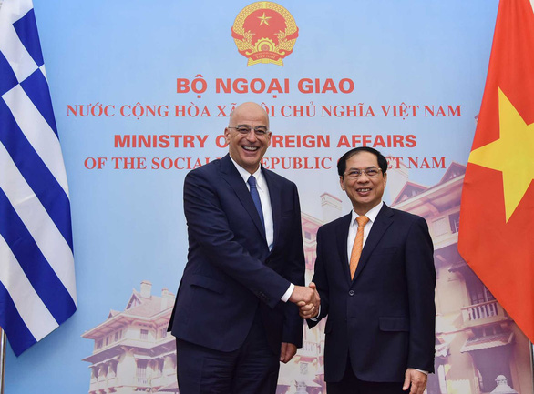 Greek Minister of Foreign Affairs Nikolaos Dendias (L) shakes hands with Vietnamese Minister of Foreign Affairs Bui Thanh Son before holding a meeting on August 1, 2022 in Hanoi, Vietnam. Photo: Vietnamese Ministry of Foreign Affairs