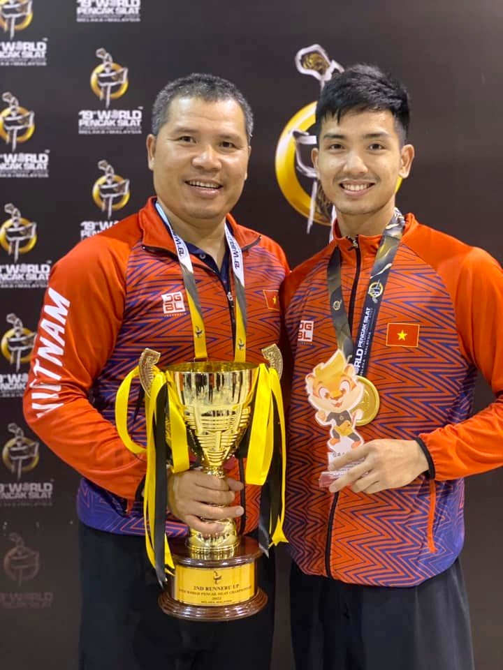 Pham Tuan Anh (R) poses for a photo with coach Nguyen Van Hung after winning a gold medal in the men’s 70-kilogram category at the 2022 World Pencak Silat Championship in Malaysia. Photo: Van Hung / Tuoi Tre