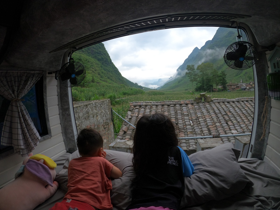 Lam Son's children view natural landscape from their mobile home during a trip. Photo: Supplied