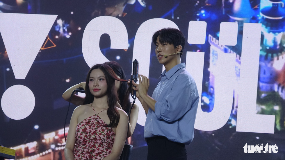 South Korean hairstylist Kiu instructs the audience how to create simple but eye-catching hairstyles at the My Soul Seoul event at the GEM Center in District 1, Ho Chi Minh, Vietnam, on August 2, 2022. Photo: Hoai Phuong / Tuoi Tre