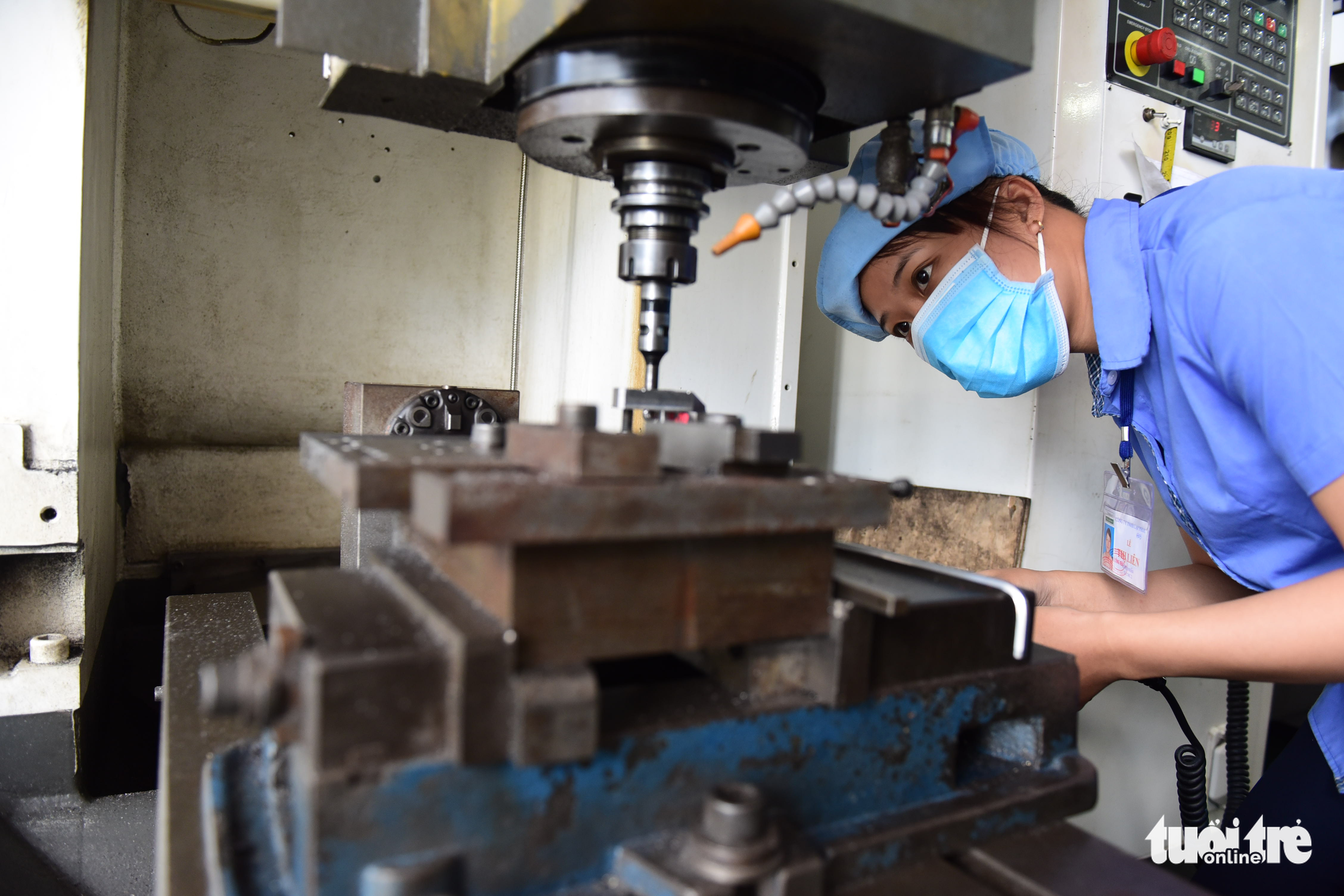 An employee works at the Lap Phuc Mechanical Company factory in District 7, Ho Chi Minh City. Photo: Quang Dinh / Tuoi Tre