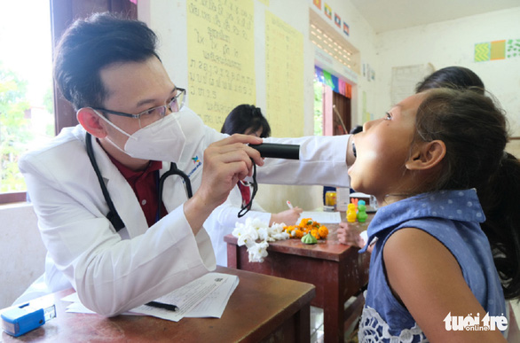 Vietnamese doctors help needy Laotians in overseas volunteer trip