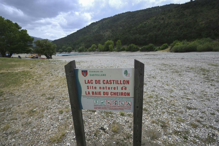 A sign is seen near the Castillon lake, partially dried out, in Saint-Andre-les-Alpes, southeastern France, on June 28, 2022. Photo: AFP