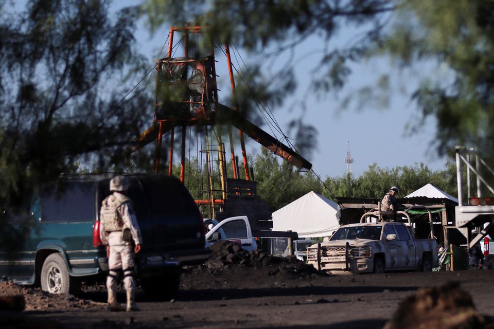 Soldiers keep watch at the facilities of a coal mine that collapsed leaving miners trapped, in Sabinas, in Coahuila state, Mexico, August 3, 2022. Photo: Reuters