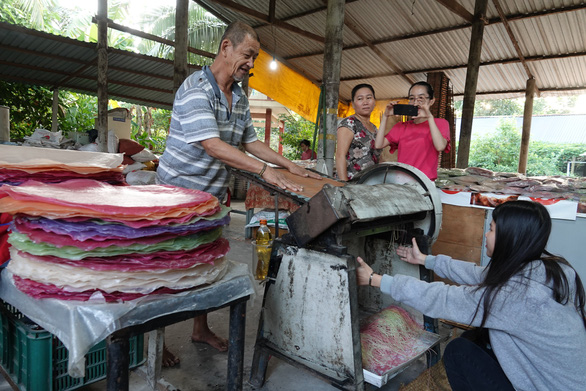 The dried 'hu tieu' sheets are sliced into hu tieu strings. Photo: T.Luy / Tuoi Tre