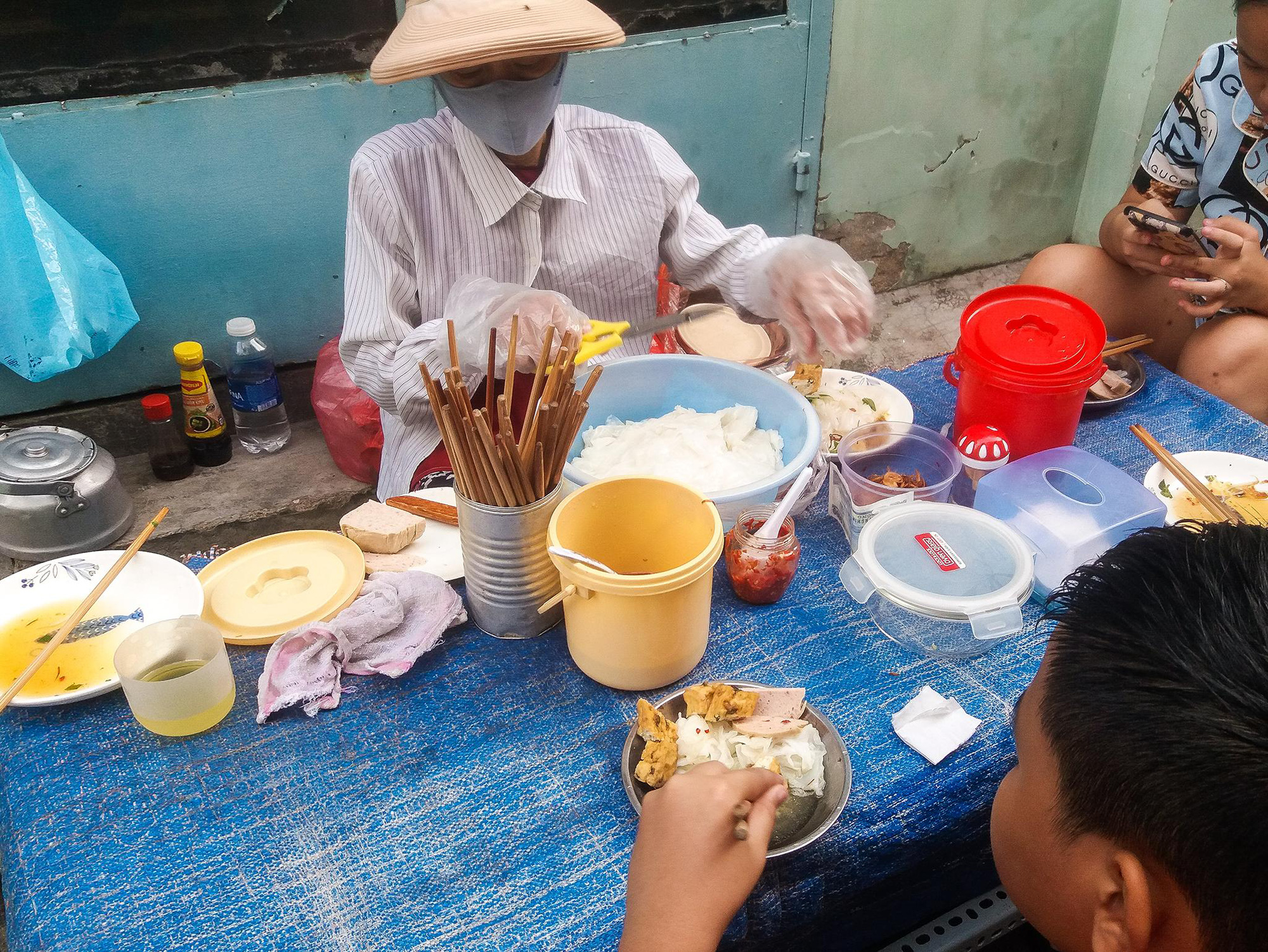 Lan prepares 'banh uot' for a customer on Nghia Phat Street, Tan Binh District, Ho Chi Minh City. Photo: Minh Duc / Tuoi Tre