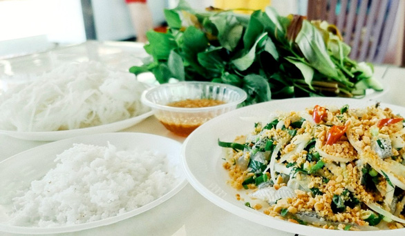 'Ca goi' fish salad is served with vermicelli, vegetables, and a dipping sauce. Photo: Chi Cong / Tuoi Tre