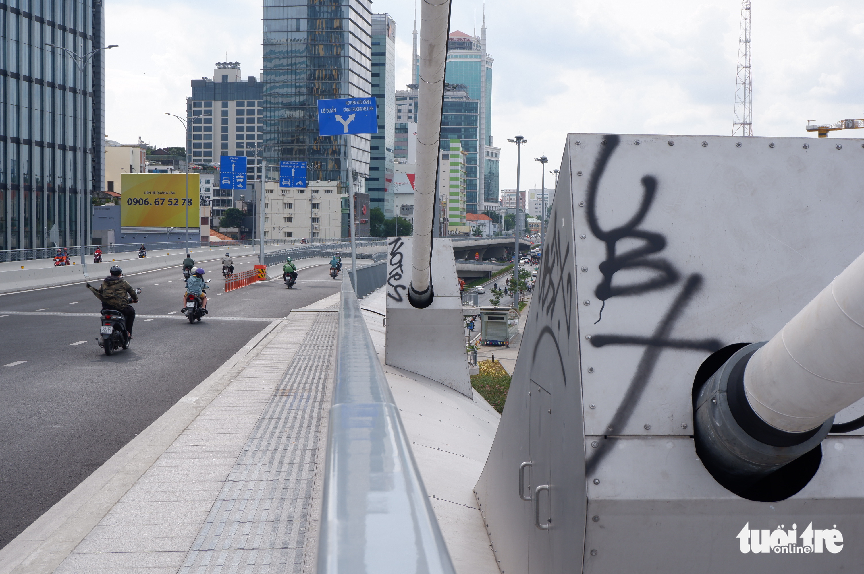 The Thu Thiem 2 Bridge is smeared with vandalizing paint in Ho Chi Minh City. Photo: Tuoi Tre