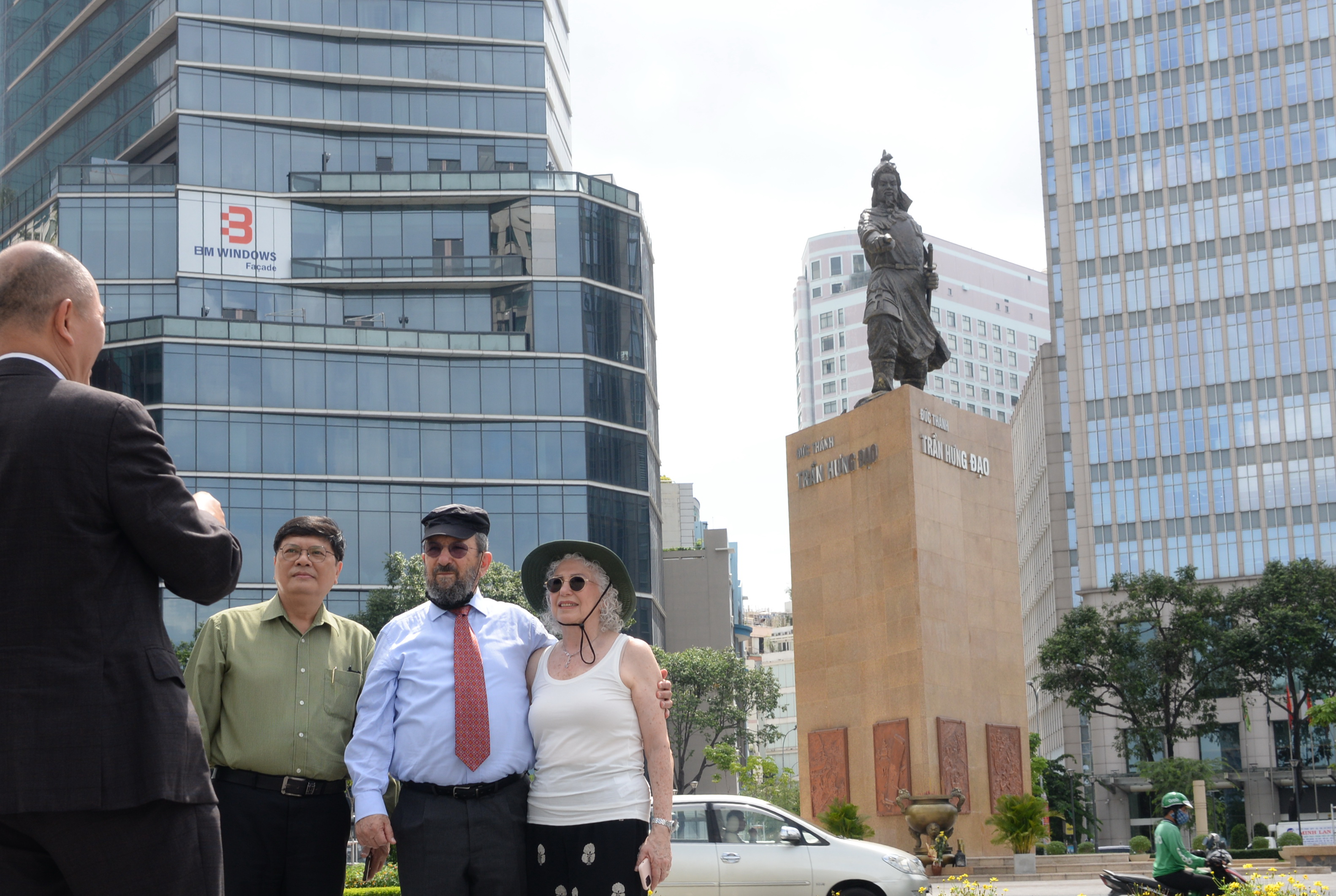 Former Israeli Prime Minister visits landmarks in Vietnam's Ho Chi Minh City