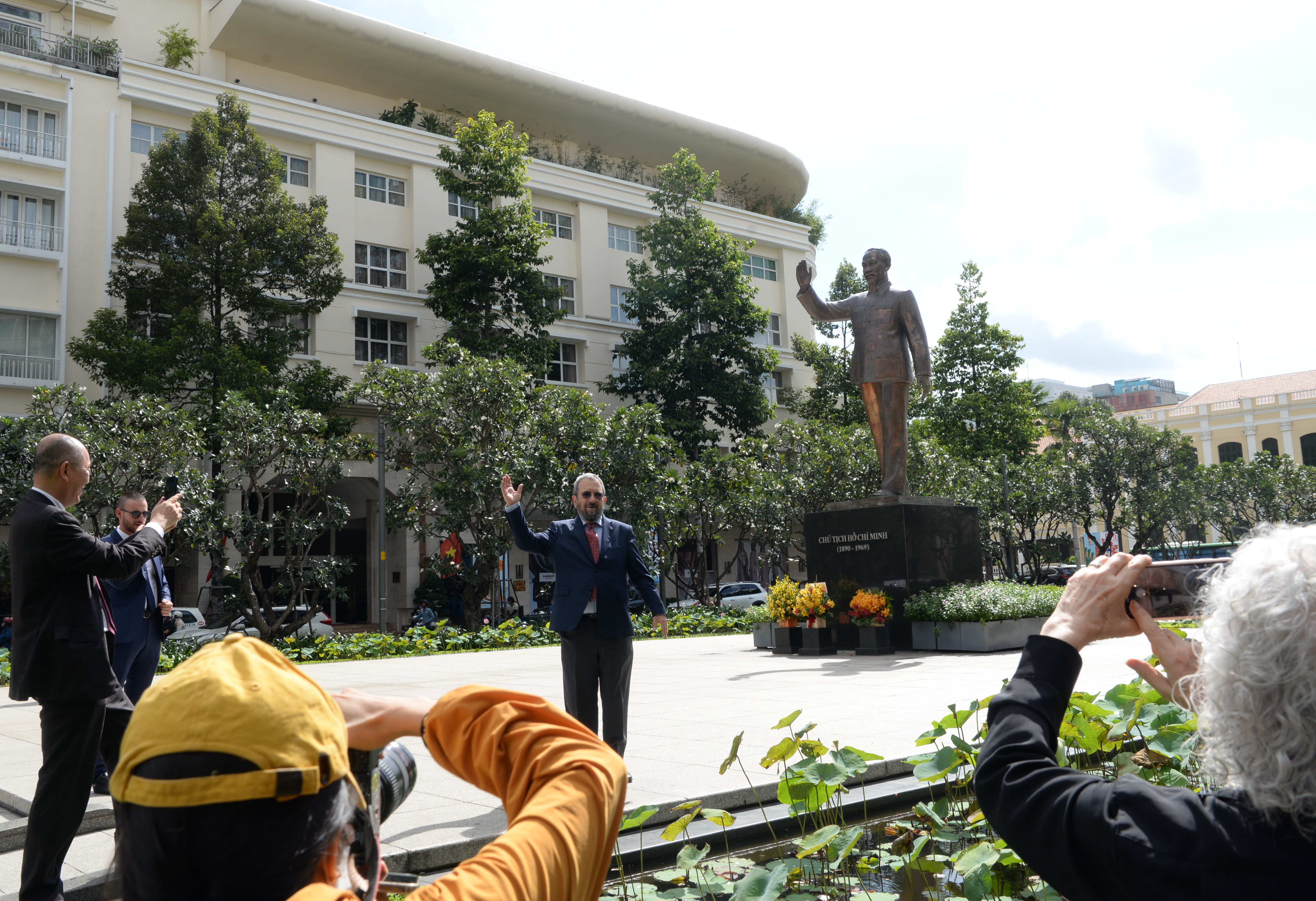 Former Israeli Prime Minister Ehud Barak poses for a photo at the statue of late President Ho Chi Minh in Ho Chi Minh City, August 5, 2022. Photo: T.T.D. / Tuoi Tre