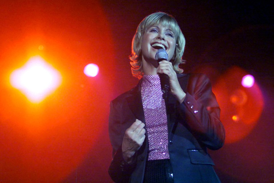 Olivia Newton-John sings at her 'Greatest Hits Live' concert in Hong Kong August 18, 2000. Photo: Reurters