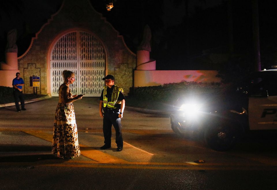 A police officer speaks with a woman outside former U.S. President Donald Trump's Mar-a-Lago home after Trump said that FBI agents raided it, in Palm Beach, Florida, U.S., August 8, 2022. Photo: Reuters