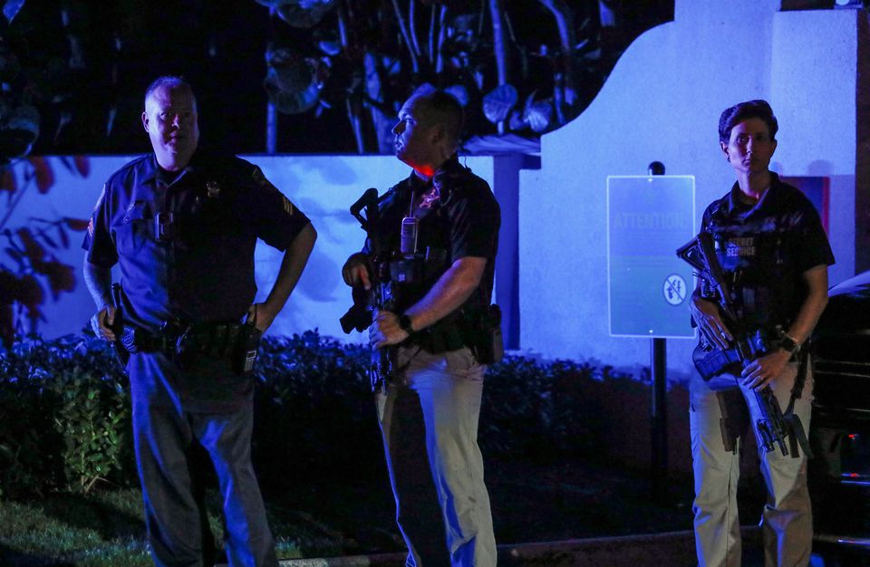 Secret service members stand guard outside former U.S. President Donald Trump's Mar-a-Lago home after Trump said that FBI agents raided it, in Palm Beach, Florida, U.S., August 8, 2022. Photo: Reuters