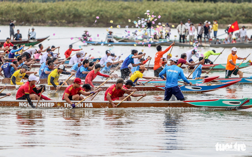 Thousands flock to boat race festival in central Vietnam