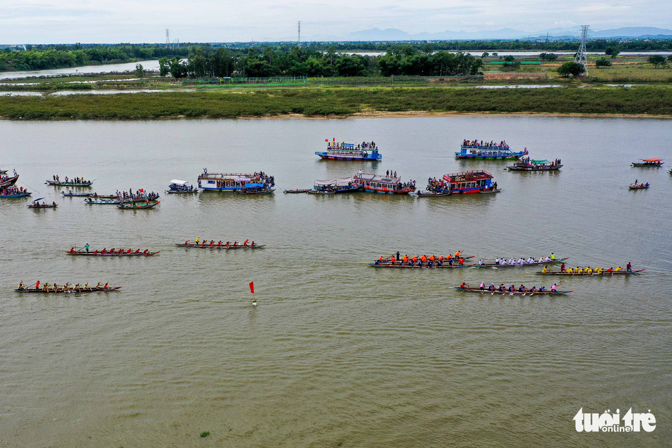 Teams compete at the Thanh Ha boat racing festival in Hoi An City, Quang Nam Province, Vietnam, August 7, 2022. Photo: Nguyen Khanh / Tuoi Tre