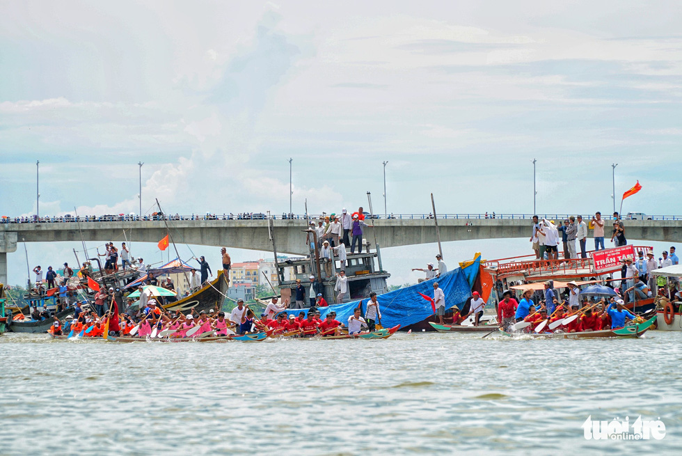 Spectators cheer on teams competing at the Thanh Ha boat racing festival in Hoi An City, Quang Nam Province, Vietnam, August 7, 2022. Photo: Nguyen Khanh / Tuoi Tre