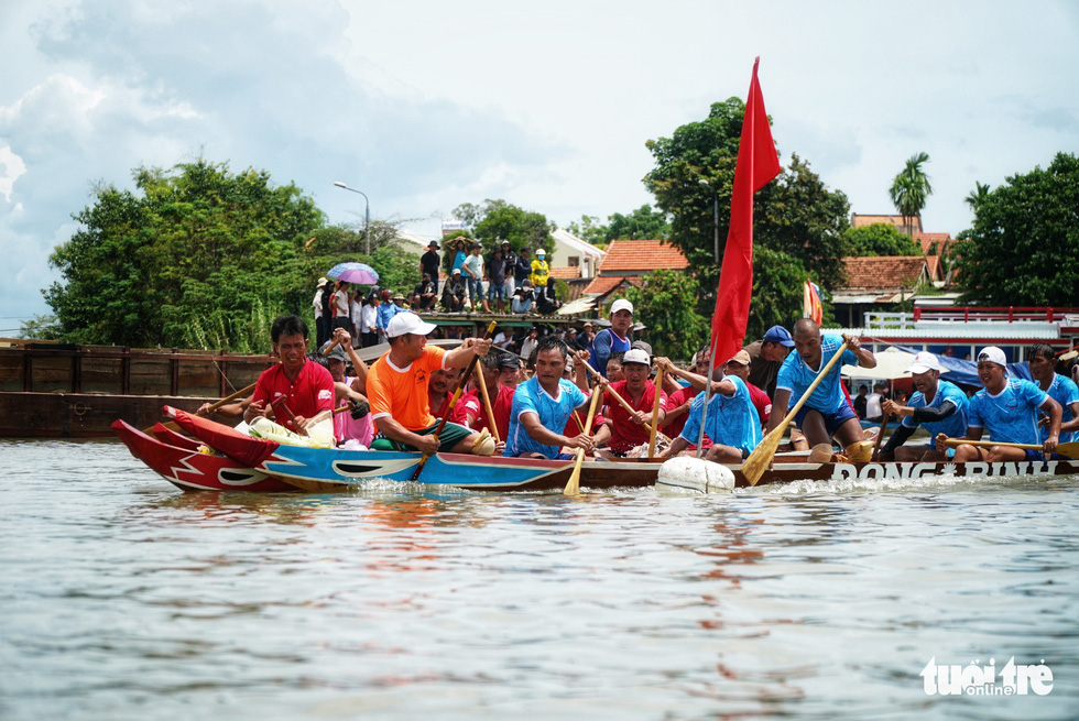 Teams compete at the Thanh Ha boat racing festival in Hoi An City, Quang Nam Province, Vietnam, August 7, 2022. Photo: Nguyen Khanh / Tuoi Tre