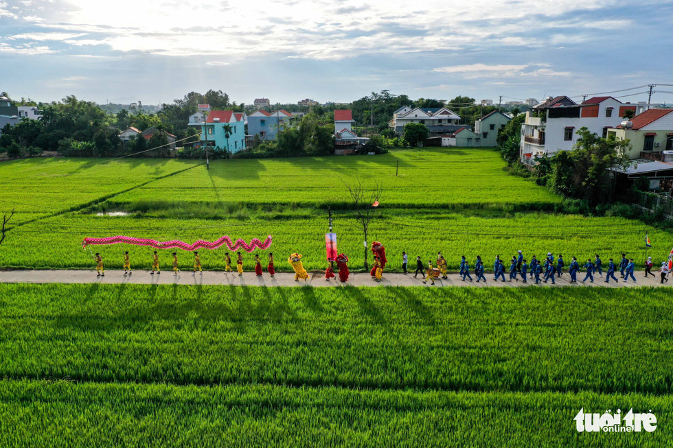 Locals take part in a parade to celebrate Thanh Ha pottery’s anniversary in the namesake ward, Quang Nam Province, Vietnam, August 7, 2022. Photo: Nguyen Khanh / Tuoi Tre