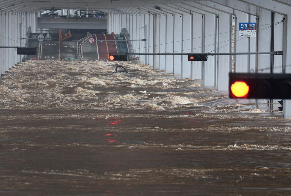 Torrential rain lessens in S.Korean capital amid heavy flood damage