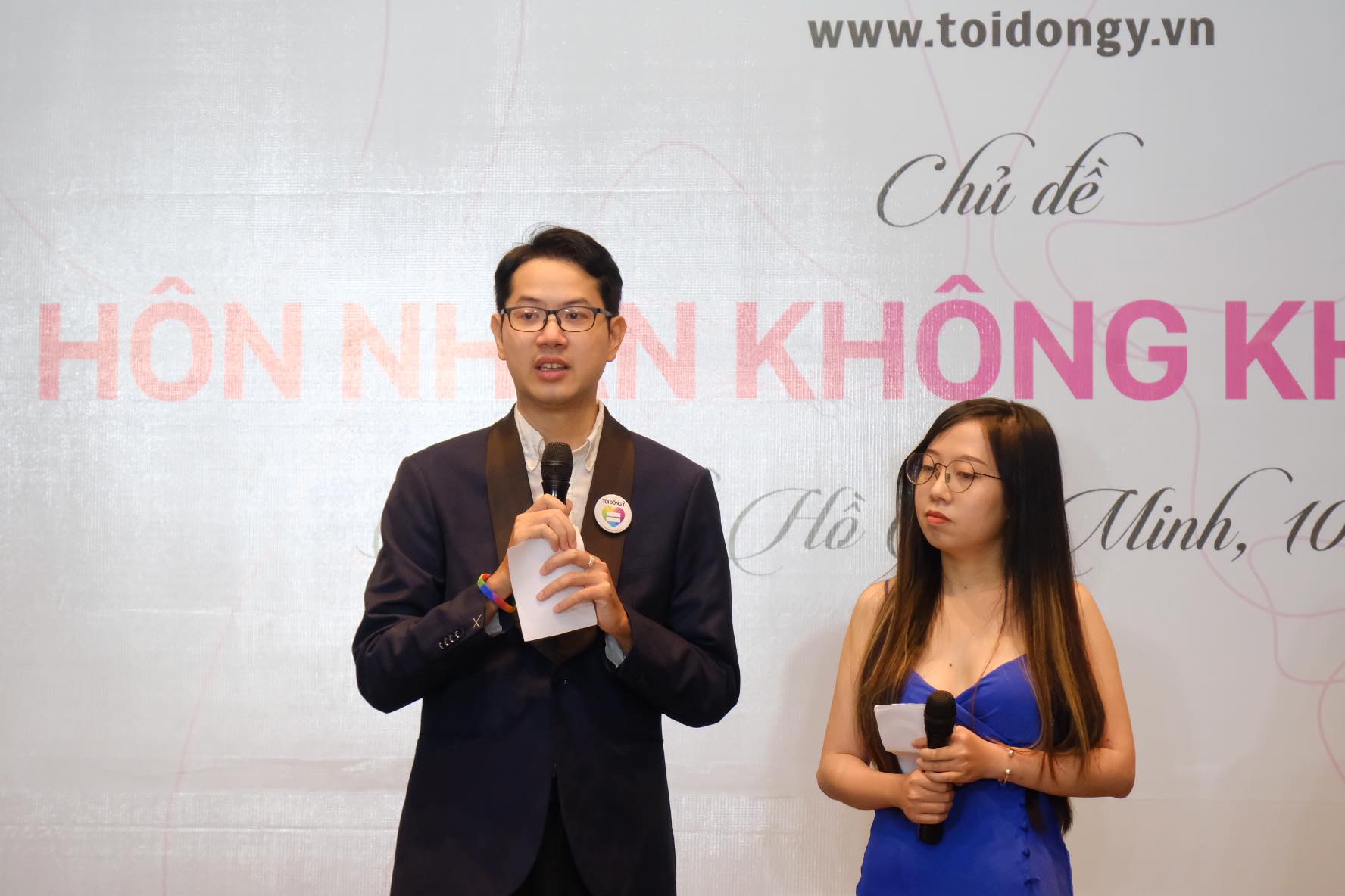 Luong The Huy (left), director of iSEE Institute, and Ngo Le Phuong Linh (right), director of ICS Center, deliver a speech at the opening event of Toi Dong Y 2022 in Ho Chi Minh City on August 10, 2022. Photo: Vu Thuy / Tuoi Tre News
