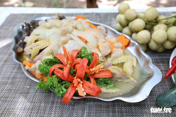 Ga um dau Ha Chau: a sweet combination of fruit and chicken in Mekong Delta