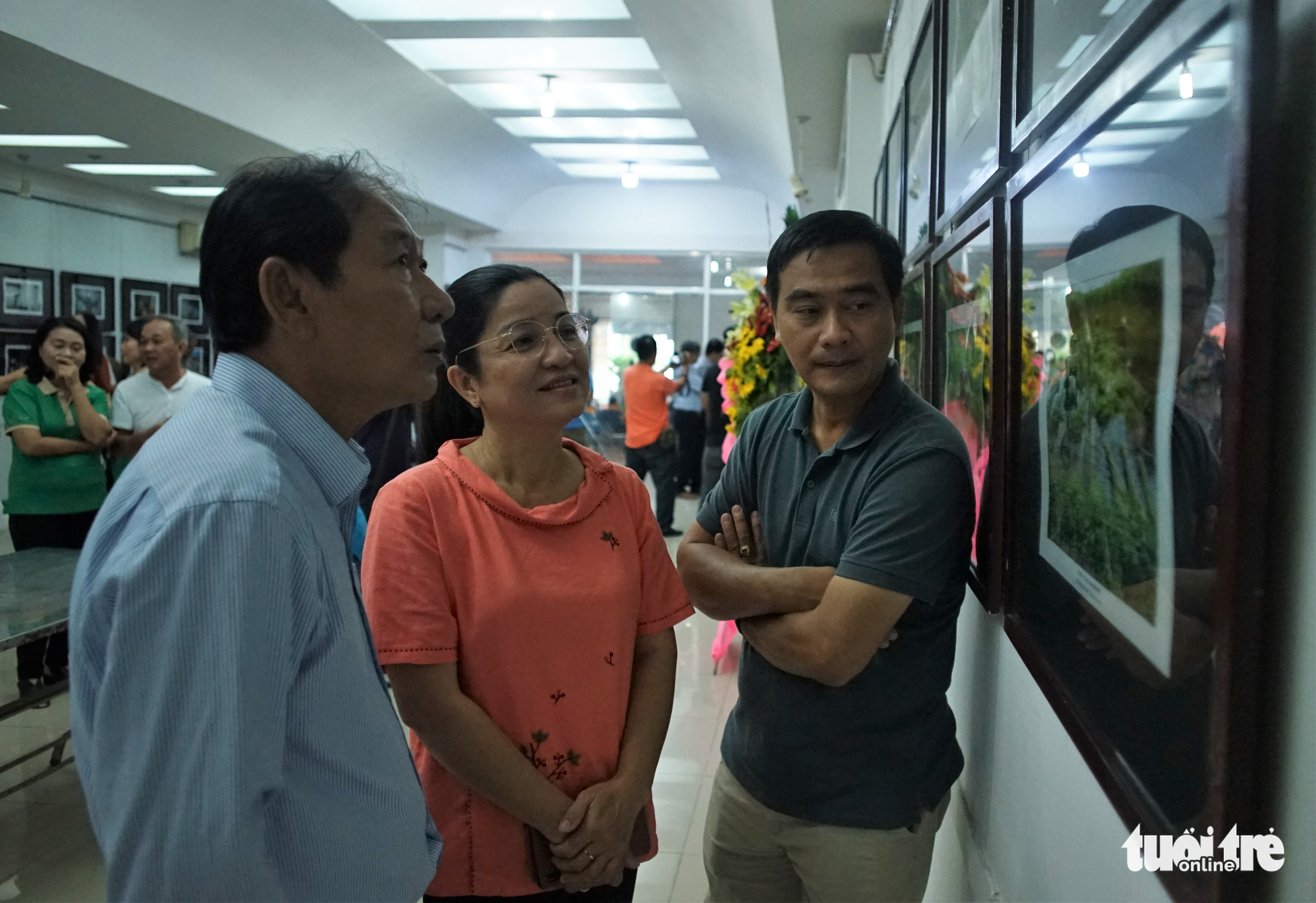 Visitors admire a photo of ‘non la’ on display at the Ho Chi Minh City Photography Association (HOPA) headquarters. Photo: Huynh Vy / Tuoi Tre