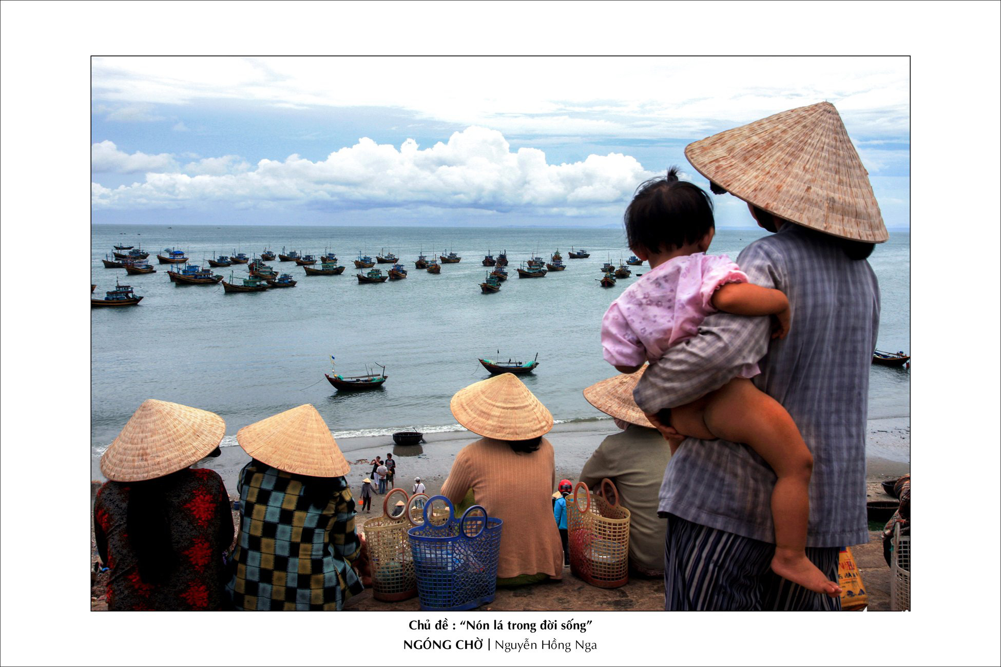 Women wearing ‘non la’ await a fishing boat’s returning to port in this photo on display at the Ho Chi Minh City Photography Association (HOPA) headquarters.