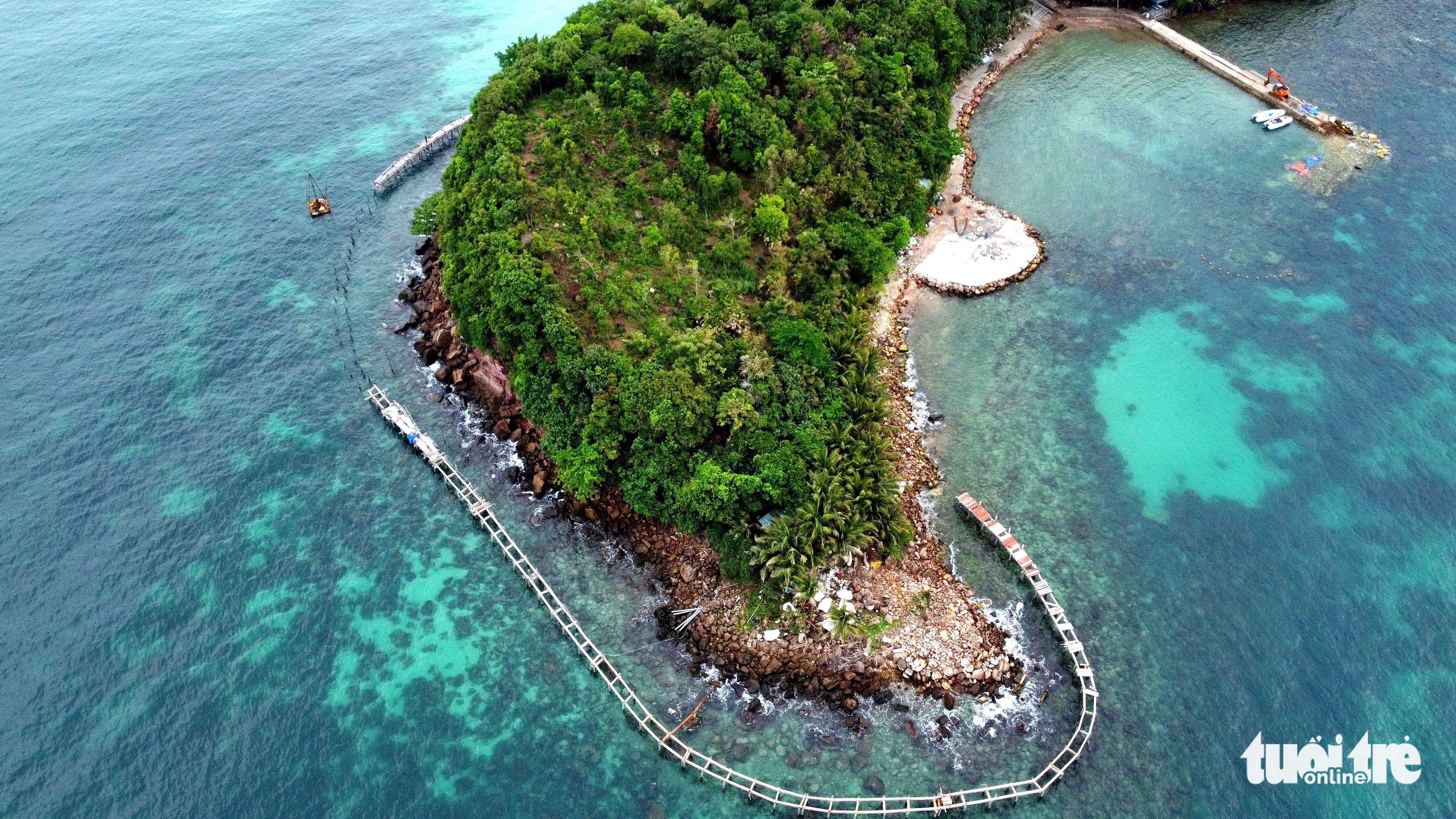 A bird’s-eye view of an illegal pedestrian bridge on May Rut Trong Islet off Phu Quoc Island. Photo: S.L. / Tuoi Tre