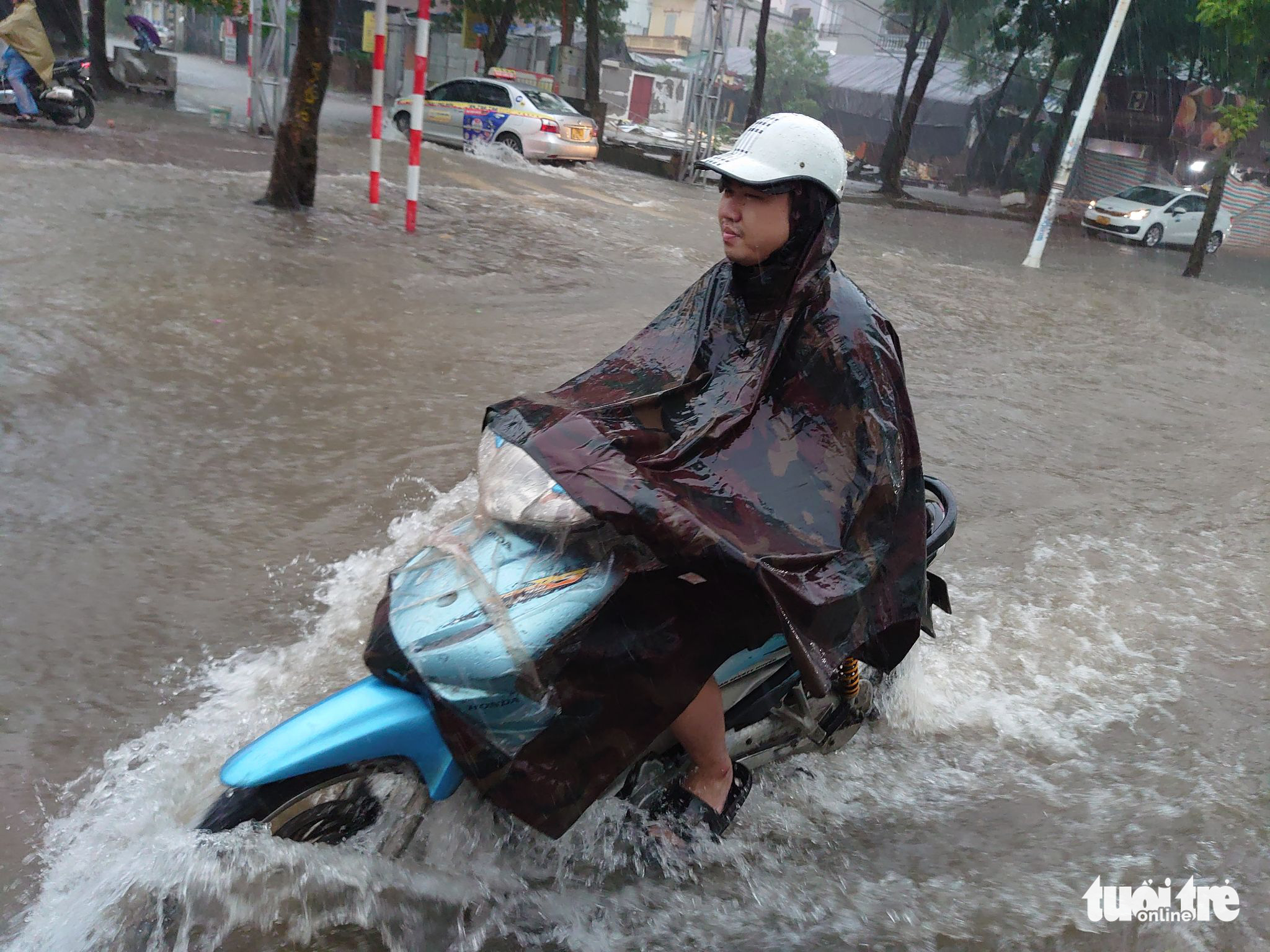 A motorcyclist travels on a flood street in Hanoi, August 12, 2022. Photo: Pham Nam Tran / Tuoi Tre