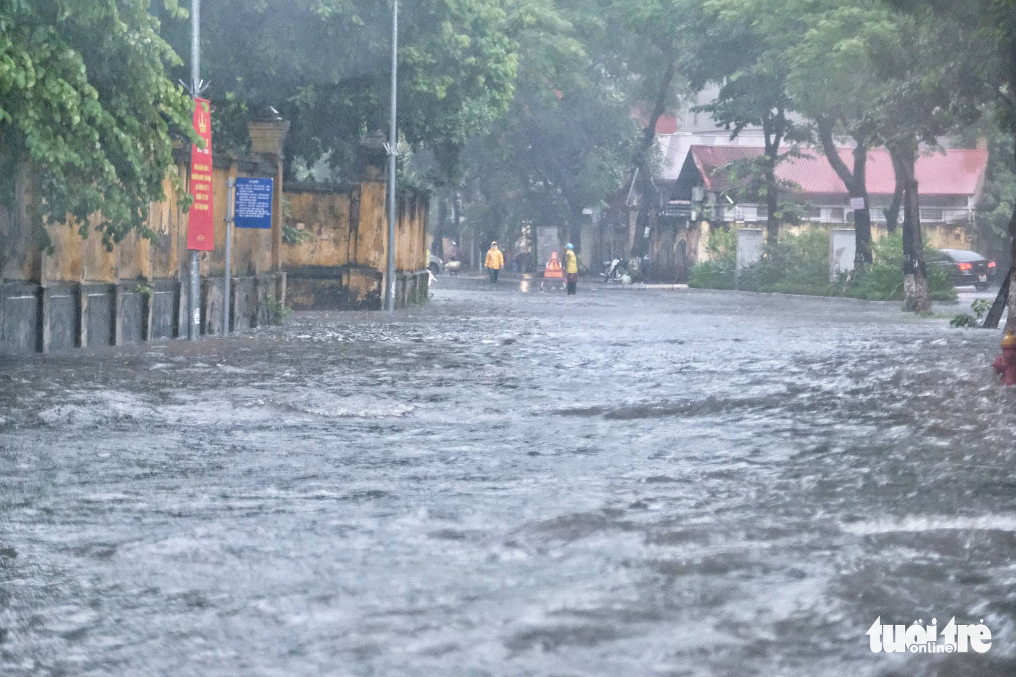 Thuy Khe Street in Hanoi is turned into a river, August 12, 2022. Photo: Pham Nam Tran / Tuoi Tre
