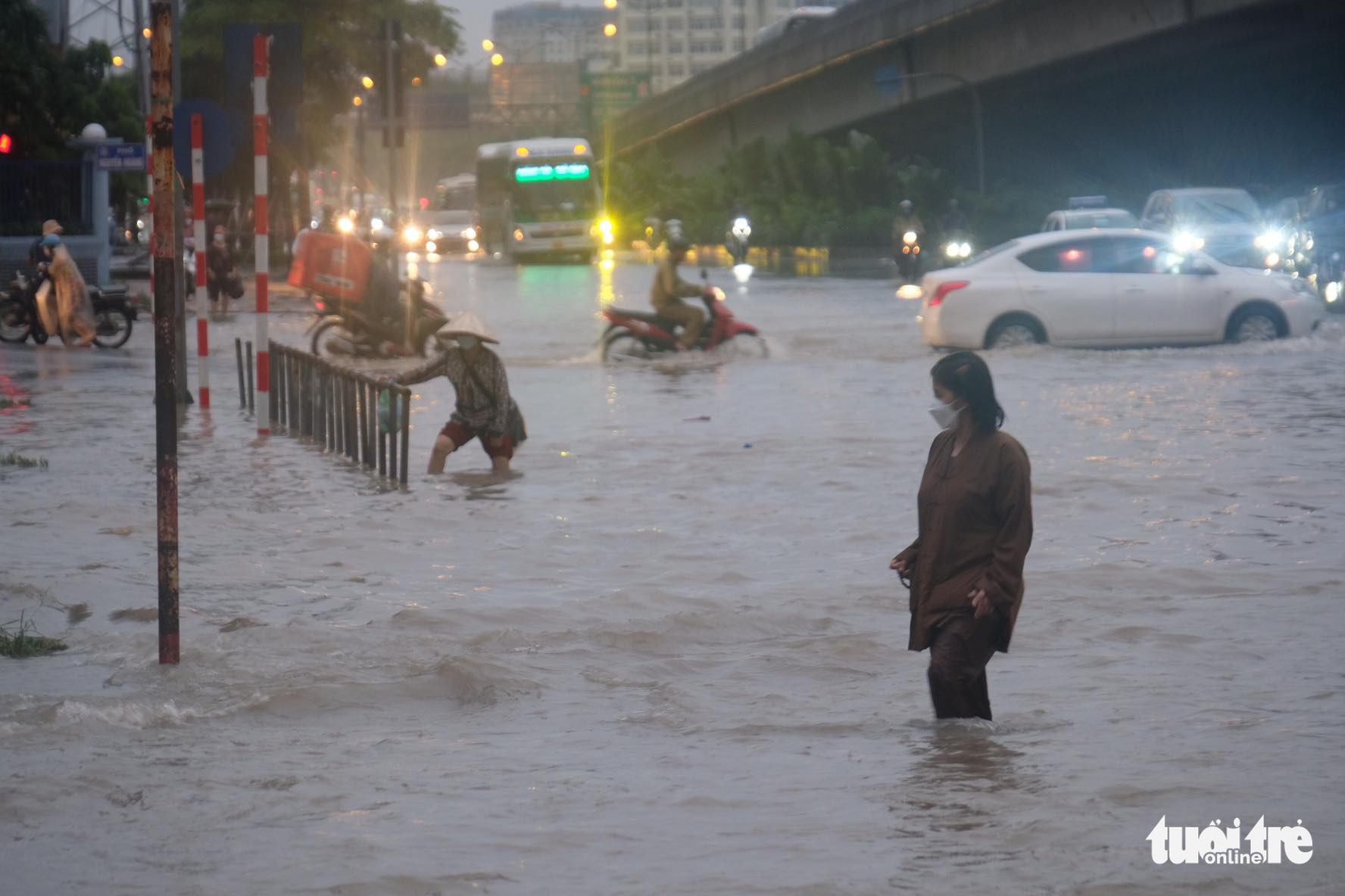 The area in front of Hanoi’s My Dinh Bus Station is flooded on August 12, 2022. Photo: Nguyen Bao / Tuoi Tre